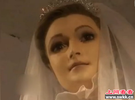 婚纱店主用女儿尸体做模特，鬼新娘75年面貌丝毫不变