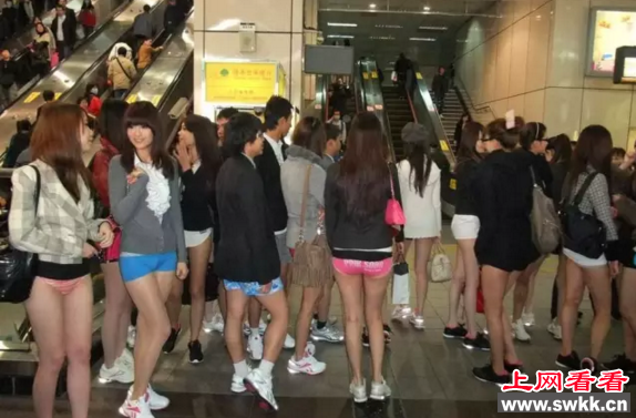地铁无裤日，只穿内裤坐地铁，你们城里人真会玩