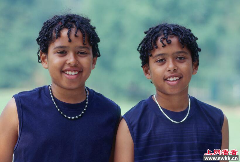 一对年纪相差7年的双胞胎兄弟，这是真的吗？