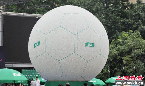 世界上最大的足球 由16万怡宝水瓶盖组成