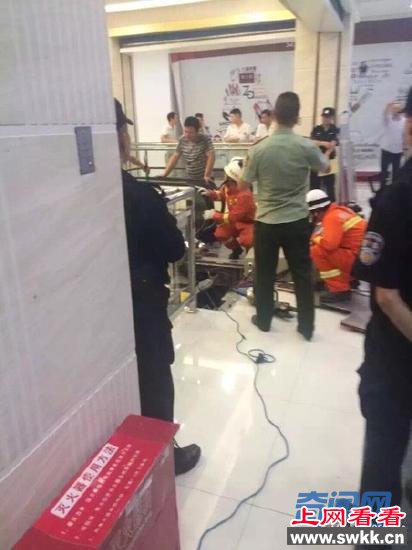荆州安良百货电梯事故后救援