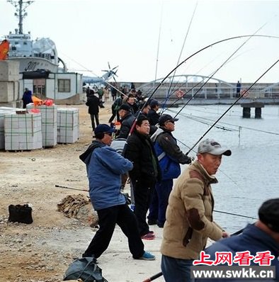 青岛市民钓鱼不用饵 一天能钓40斤