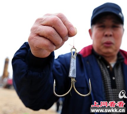 青岛市民钓鱼不用饵 一天能钓40斤