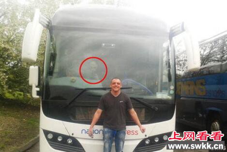 英男子大巴车前拍照 疑似外星人同框