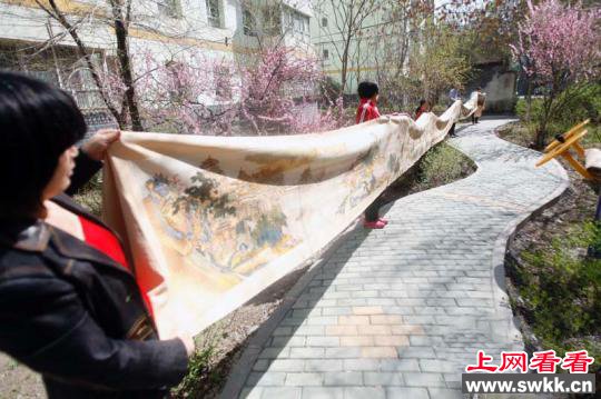 新疆一绣娘1000余万针绣成22米《清明上河图》