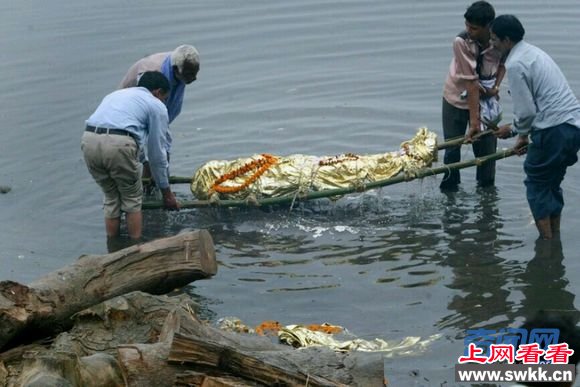 印度男孩水葬11年后归来 死而复生？