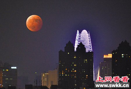 中秋节赏月来看超级红月亮