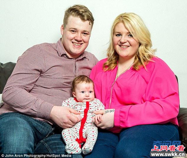 英国夫妻情人节结婚 生下宝宝自带爱心胎记