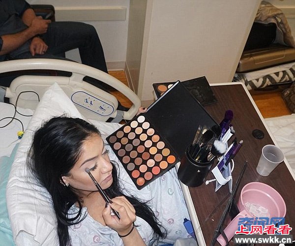 美国女子分娩时化妆 只为婴儿第一眼看到最美的妈妈