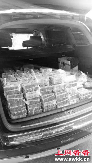 女子带一后备箱一元钱买车 钞票总重300斤