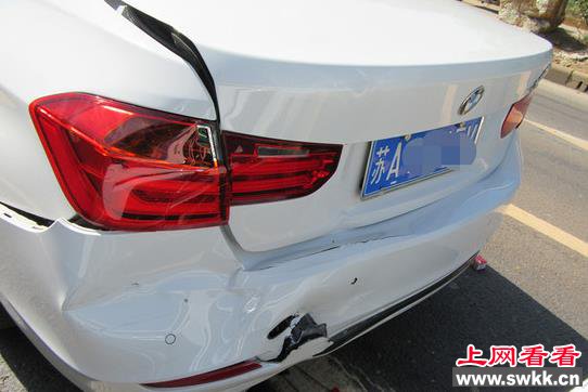 儿子买了路虎 刚出店就追尾老爸宝马