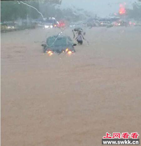 6月1日早晨，暴雨袭击湖北，由于连续下雨，武汉多地积水，早上上班的人们只得淌水艰难前行。不少市民纷纷发朋友圈，称武汉继续看海了，上班只能靠开船。下面奇闻网的小编就来带您看看海模式的武汉~