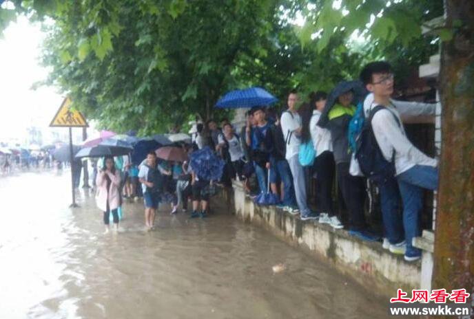 6月1日早晨，暴雨袭击湖北，由于连续下雨，武汉多地积水，早上上班的人们只得淌水艰难前行。不少市民纷纷发朋友圈，称武汉继续看海了，上班只能靠开船。下面奇闻网的小编就来带您看看海模式的武汉~