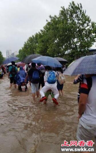 6月1日早晨，暴雨袭击湖北，由于连续下雨，武汉多地积水，早上上班的人们只得淌水艰难前行。不少市民纷纷发朋友圈，称武汉继续看海了，上班只能靠开船。下面奇闻网的小编就来带您看看海模式的武汉~