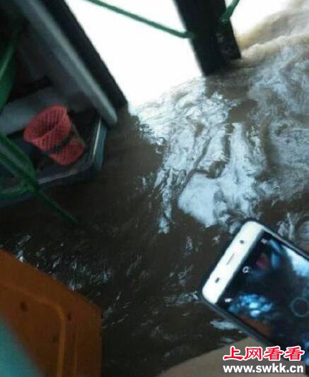 6月1日早晨，暴雨袭击湖北，由于连续下雨，武汉多地积水，早上上班的人们只得淌水艰难前行。不少市民纷纷发朋友圈，称武汉继续看海了，上班只能靠开船。下面奇闻网的小编就来带您看看海模式的武汉~