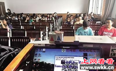 重庆大学新闻学院网络与新媒体课独创弹幕教学方式 负责该课教学的张小强教授表示，目前看来效果不错看视频时出现弹幕并不稀奇，但你听说过用弹幕上课的吗?近日，在重庆大学新闻学院“网络与新媒体”课上，教授张小强就别出心裁地采取了这种有趣的教学方式。此举引发了学生的热议，大家反响都还不错。业内人士认为，这样的教学方式算得上是教学的创新之举，具有一定的启示意义。下面奇闻网的小编就来带您一起看一看。