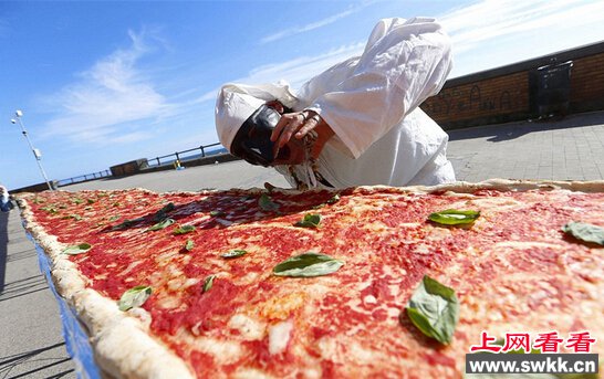 你从没见过的披萨  世界上最大的披萨长达1595米