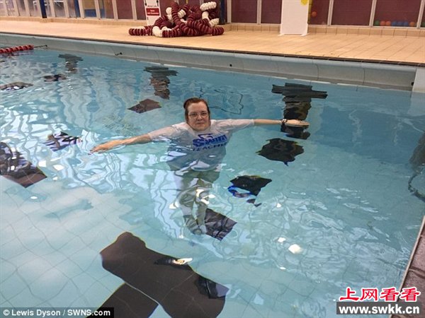 奇！英国67岁大妈有绝活：反重力水上漂
