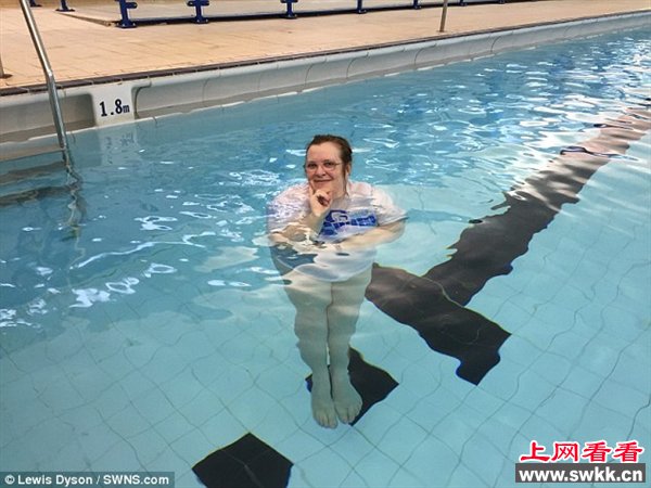 奇！英国67岁大妈有绝活：反重力水上漂
