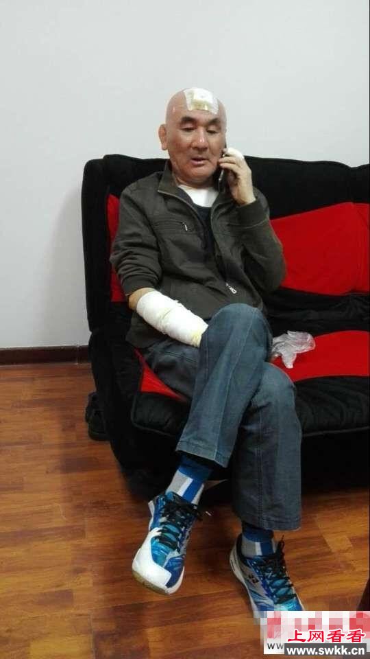居民楼大火 六旬老人为救被困男子冲火场踹门救人