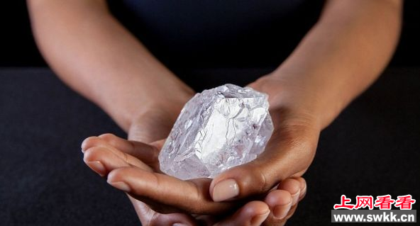 钻石因为极其珍贵，因此它们的重量使用专用的单位 克拉 来表示的。1克拉等于0.2克。现在世界上最大的钻石是一颗名叫 非洲之星的钻石，它镶嵌在英国女王的权杖上，重达530.2克拉，合106.04克,而最近发现的钻石堪称世界第二大钻石，下面跟着奇闻网的小编一起去看看世界第二大钻石吧~