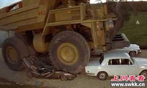 出现在电影镜头中的大型矿山卡车