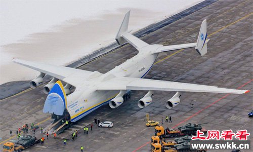 安-225运输机正在卸货