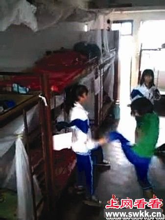 4名女生掌掴1女生