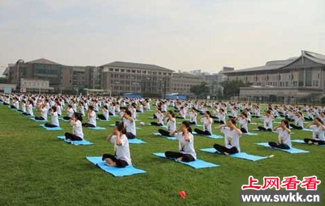 500人北大齐练瑜伽场面壮观