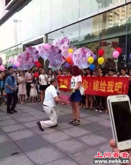 60后土豪大叔成功求婚90后少女