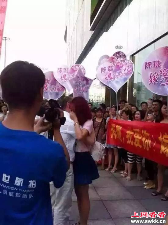 60后土豪大叔成功求婚90后少女