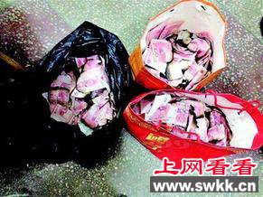 钱嘛不就是纸嘛!7万现金当垃圾扔