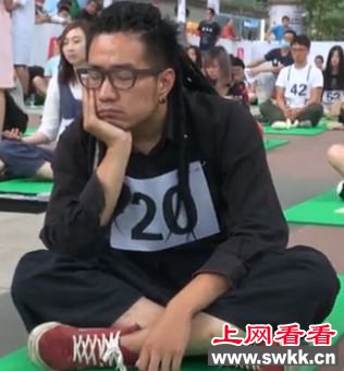 北京举行国际发呆大赛 长辫型男获冠军