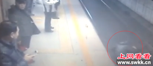北京地铁一男子卧轨 与地铁相撞当场死亡