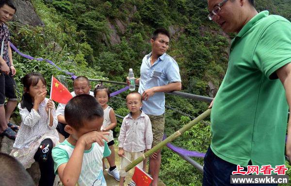 鞭赶孩子挑战天梯 幼童爬天梯——很悬