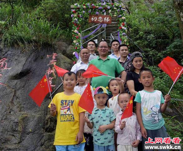 鞭赶孩子挑战天梯 幼童爬天梯——很悬