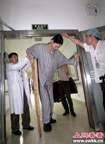 姚德芬在医院接受检查治疗