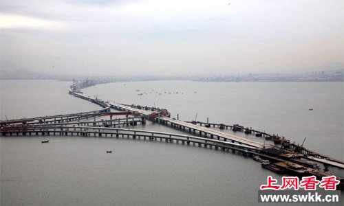 正在修建中的青岛跨海大桥