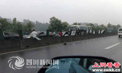 成渝高速发生车祸 目击者称至少30车相撞