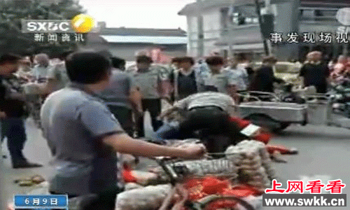 网曝陕西咸阳城管打人 官方称两涉事人员被解聘