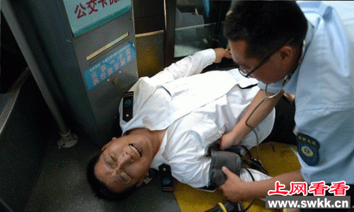 女乘客称被摸 骂晕公交司机