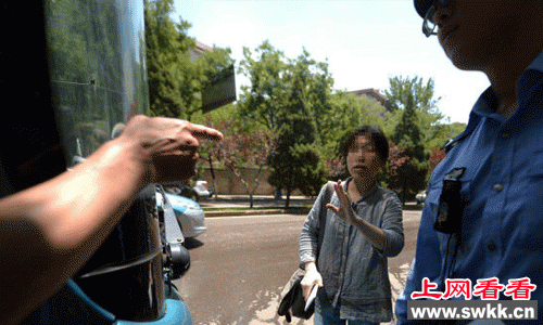 女乘客称被摸 骂晕公交司机