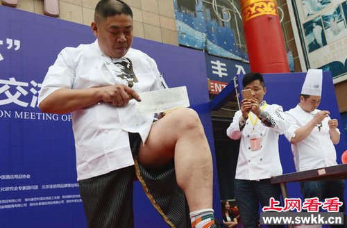 厨师大腿上切肉丝 刀功神奇令人佩服