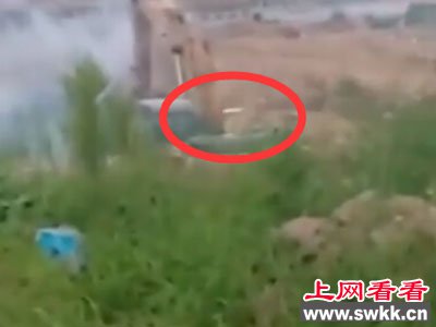 村民自制迫击炮 炮轰拆迁挖土机 形如战争现场