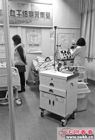 男孩放弃高考救父亲 其情感人