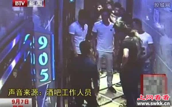 服务员撞倒小孩