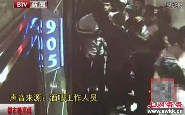 服务员撞倒小孩