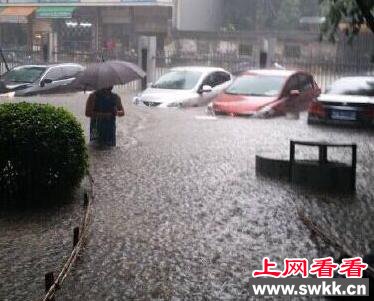 福州突降暴雨 市民街道捕鱼