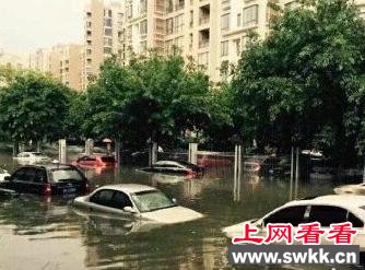 福州突降暴雨 市民街道捕鱼