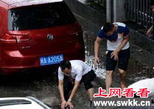 福州突降暴雨 市民街道捕鱼